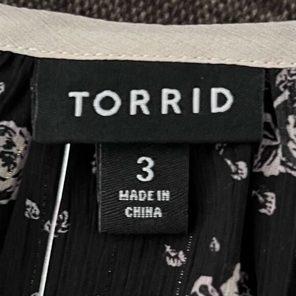 Torrid Square Neck Tulip Sleeve Black and White Ditzy Floral Print - Picture 7 of 13